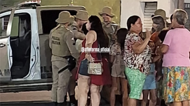 Suspeito de tentar aliciar varias crianças com dinheiro é detido em praça de Campo Formoso