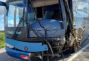 Colisão entre ônibus, carro e carreta deixa feridos e interdita BR-232