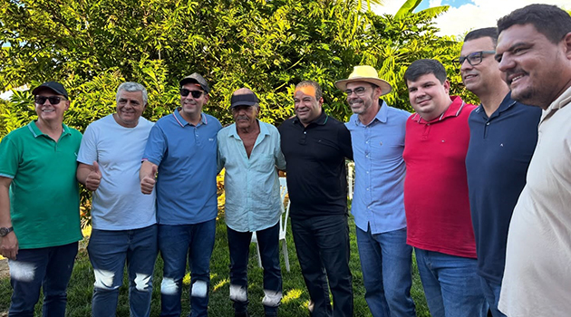 Deputado Júnior Nascimento reencontra amigos ao lado do de Elmo e Murilo Nascimento na cavalgada do Alazão em Campo Formoso