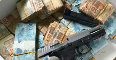 Mais de R$ 150 mil são apreendidos em rinha de galos na Bahia; arma e munições também foram encontradas Mais de R$ 150 mil são apreendidos em rinha de galos na Bahia; arma e munições também foram encontradas
