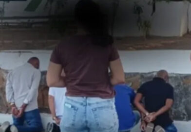 Policiais Civis de Campo Formoso recuperam pedras preciosas e prendem quarto suspeitos após perseguição Policiais Civis de Campo Formoso recuperam pedras preciosas e prendem quarto suspeitos após perseguição