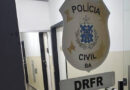 Homem ataca com facão policiais durante cumprimento de mandado e é preso Homem ataca com facão policiais durante cumprimento de mandado e é preso