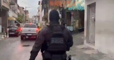 Polícia prende 17 pessoas suspeitas de roubo em farmácias, lavagem de dinheiro e tráfico de drogas e armas