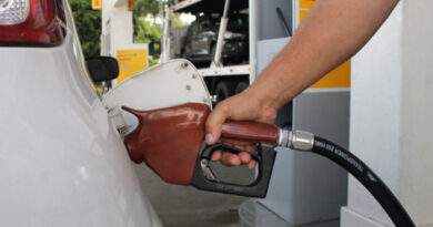 Com nova alta mundial do petróleo, governo segura desconto na gasolina