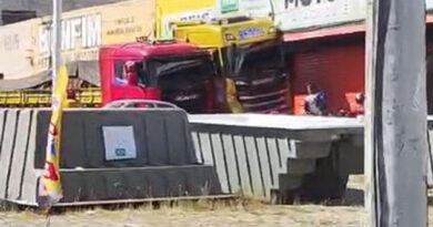 Acidente com carreta na BR-407 assusta moradores em Senhor do Bonfim