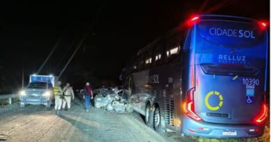 Quatro jovens morrem após carro bater em ônibus em Piritiba