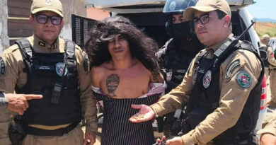 CRIMES EM TRÊS MESES: Alvo de operação por 16 mortes é preso tentando fugir da polícia vestido de mulher e com criança no colo CRIMES EM TRÊS MESES: Alvo de operação por 16 mortes é preso tentando fugir da polícia vestido de mulher e com criança no colo