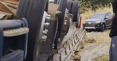 Caminhão carregado de cimento capota na BA-131 no município de Caém Caminhão carregado de cimento capota na BA-131 no município de Caém
