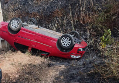 Árvore cai após queimadas e provoca acidente na estrada entre Antônio Gonçalves e Campo Formoso